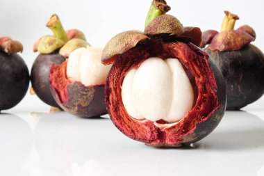 Mangosteen, beyaz yansıması ile izole bir egzotik Asya meyve.