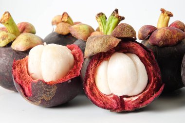 Mangosteen, beyaz yansıması ile izole bir egzotik Asya meyve.