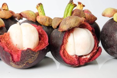 Mangosteen, beyaz yansıması ile izole bir egzotik Asya meyve.