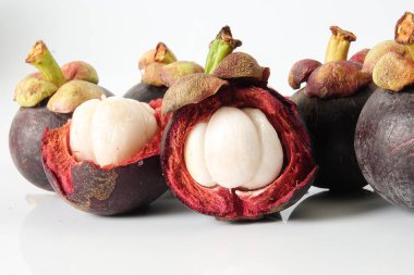 Mangosteen, beyaz yansıması ile izole bir egzotik Asya meyve.