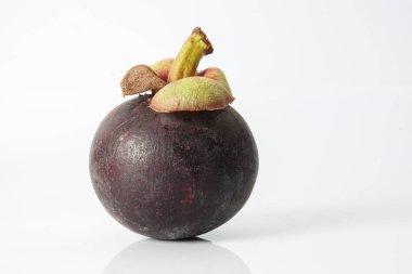 Mangosteen, üzerinde beyaz izole bir egzotik Asya meyve.