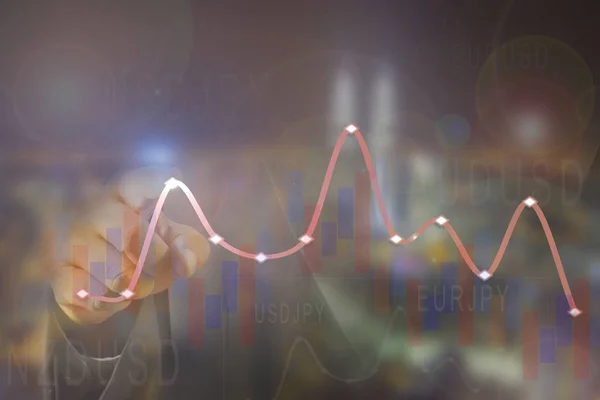 Forex grafik üzerinde arka plan bulanık görüntü üzerinde gösteren bir el.