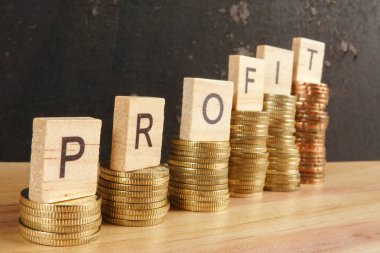 İş kavramı üzerine zam trend ahşap plaka üzerinde kar Word'le sikkeleri yığılmış.