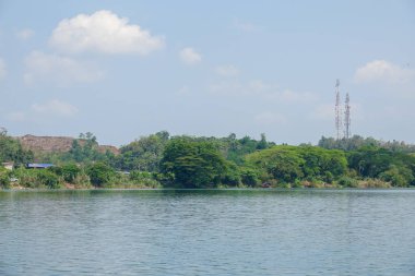 Göl kıyısındaki parlak gün boyunca doğal görünümünü. Seçici odak.