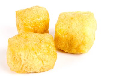 Kuru tofu beyaz izole.