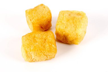 Kuru tofu beyaz izole.