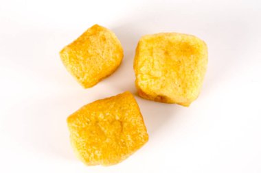 Kuru tofu beyaz izole.