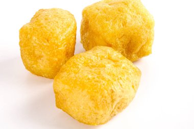 Kuru tofu beyaz izole.