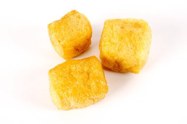 Kuru tofu beyaz izole.