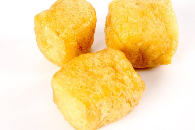 Kuru tofu beyaz izole.