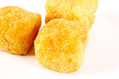 Kuru tofu beyaz izole.