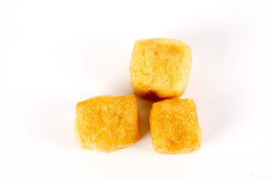 Kuru tofu beyaz izole.