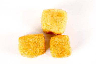 Kuru tofu beyaz izole.