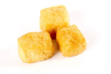 Kuru tofu beyaz izole.