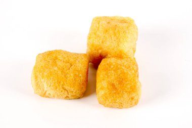 Kuru tofu beyaz izole.