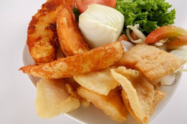 Balık ve patates kızartması ile üzerine beyaz izole siste.