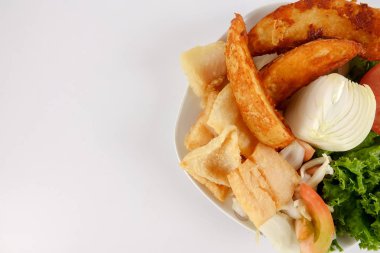 Balık ve patates kızartması ile üzerine beyaz izole siste.