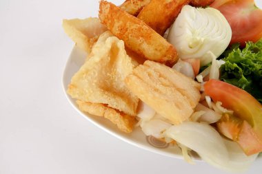 Balık ve patates kızartması ile üzerine beyaz izole siste.