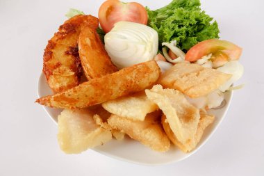 Balık ve patates kızartması ile üzerine beyaz izole siste.