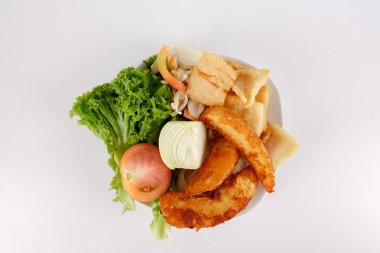 Balık ve patates kızartması ile üzerine beyaz izole siste.