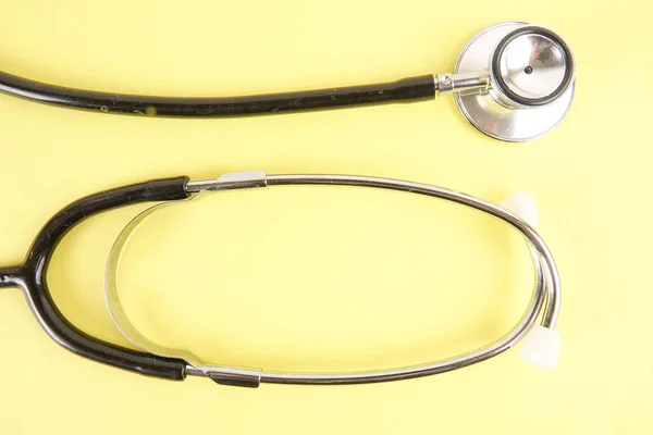 Medizinisches Konzept Mit Stethoskop Spritze Isoliert Auf Gelbem Hintergrund Kopierraum — Stockfoto