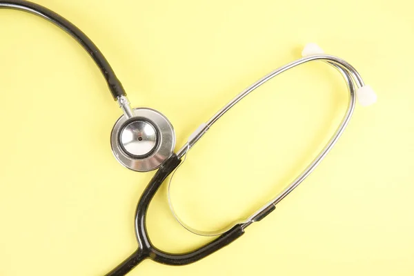 Medische Concept Met Stethoscoop Spuit Geïsoleerd Gele Achtergrond Kopiëren Van — Stockfoto