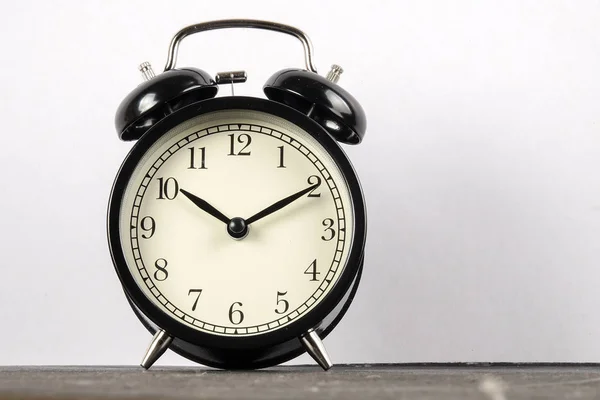 Reloj Despertador Negro Superficie Madera Contra Fondo Blanco — Foto de Stock