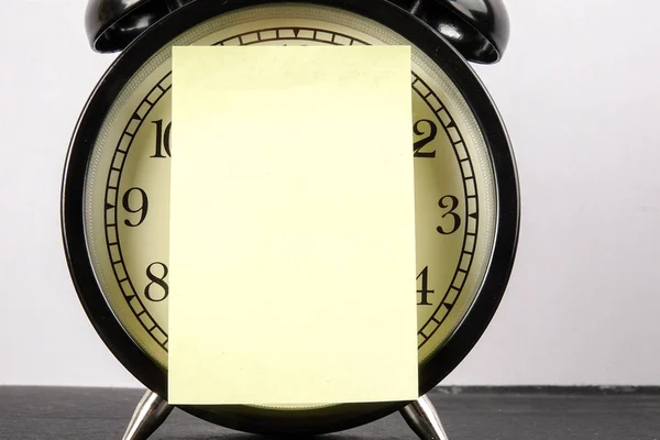 Reloj Despertador Negro Superficie Madera Etiqueta Amarilla Sobre Blanco — Foto de Stock
