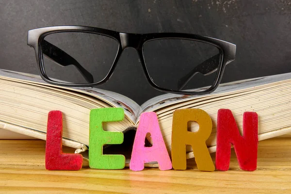 Eğitim Kavramı Kitap Çalar Saat Cam Ile Kelime Öğrenin — Stok fotoğraf