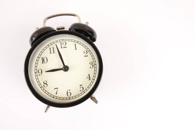 Siyah çalar saat ile zaman dakiklik kavramı.