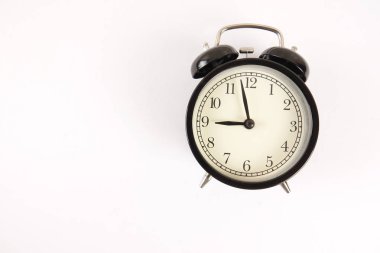 Siyah çalar saat ile zaman dakiklik kavramı.