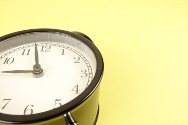 Siyah çalar saat ile zaman dakiklik kavramı.