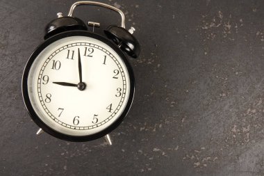 Siyah çalar saat ile zaman dakiklik kavramı.