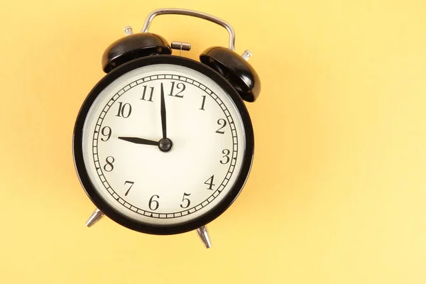 黒い目覚まし時計と時間厳守のコンセプト — ストック写真