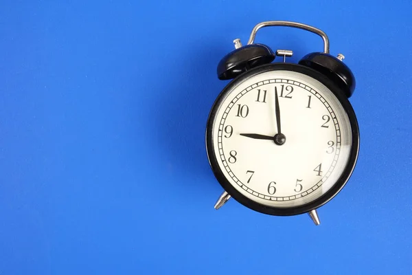 Siyah çalar saat ile zaman dakiklik kavramı.