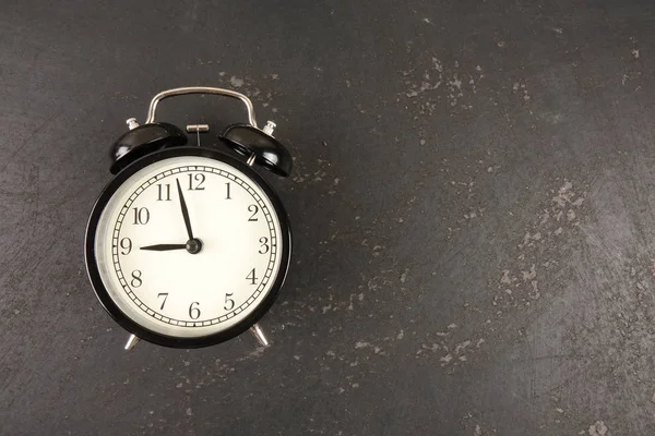 Siyah Çalar Saat Ile Zaman Dakiklik Kavramı — Stok fotoğraf