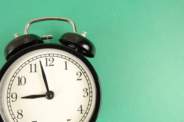 Concepto Puntualidad Tiempo Con Reloj Despertador Vintage Negro —  Fotos de Stock