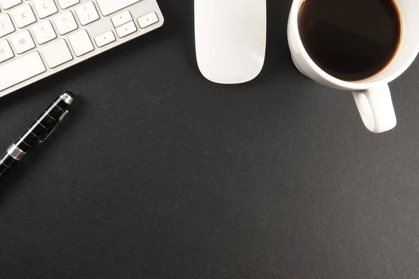 オフィスデスクトップのオーバーヘッドショット — ストック写真