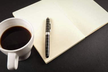 Kahve fincanı ve nota ile Ofis deri masa masa. Kopyalama alanı ile üstte görünüm