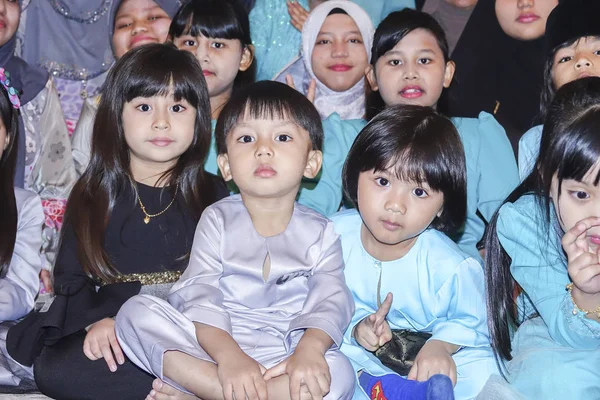 Куала-Лумпур-15 травня 2019. Група дітей, які користуються під час віз святкуван — стокове фото