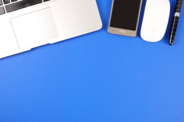 Mavi arka plan üzerinde ofis staioneries üst görünümü.