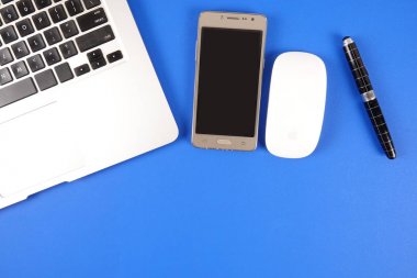 Mavi arka plan üzerinde ofis staioneries üst görünümü.