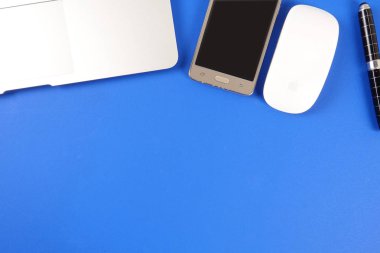 Mavi arka plan üzerinde ofis staioneries üst görünümü.