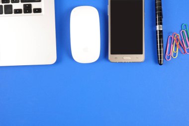 Mavi arka plan üzerinde ofis staioneries üst görünümü.
