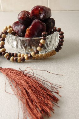 Beyaz arka planda tarih meyveleri. Seçici odaklama.