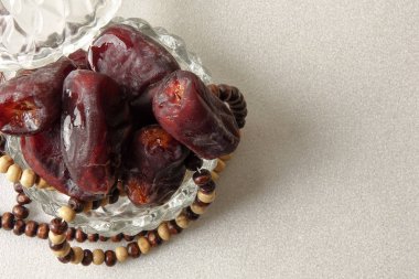 Beyaz arka planda tarih meyveleri. Seçici odaklama.