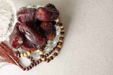 Beyaz arka planda tarih meyveleri. Seçici odaklama.