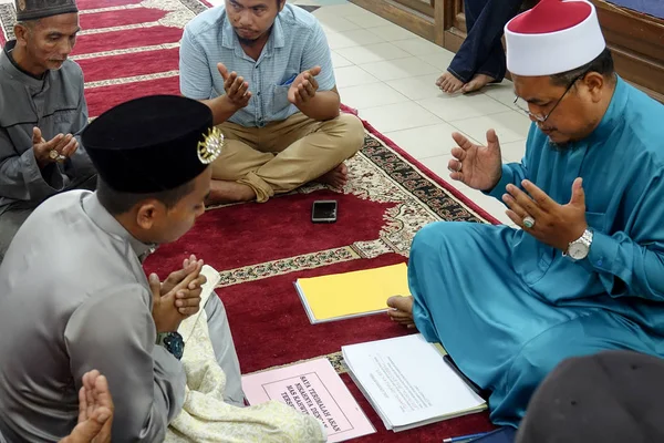 2019年6月7日 吉隆坡 在清真寺举行的穆斯林庄严仪式 — 图库照片