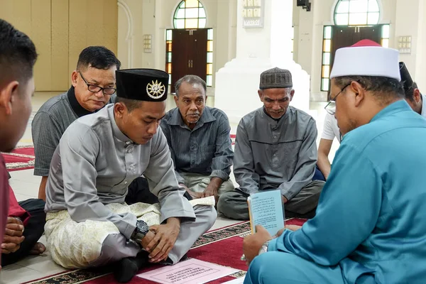 2019年6月7日 吉隆坡 在清真寺举行的穆斯林庄严仪式 — 图库照片
