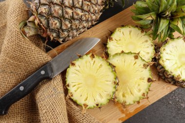 Doğrama tahtasında ananas kesikleri.